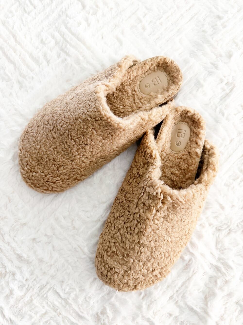 Intentionally Blank Apres Teddy Faux Fur Clog Slippers Camel Tan Cozy Cabincore